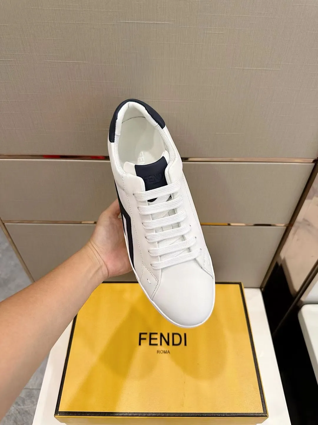 Factory price: 380💰 Fendi men's sports shoes - top version. In the corner, there is no limit to expression, highlighting the FF element cowhide to highlight personality, walking well! The shoe mouth is embossed with brand letters with a cowhide label. Cowhide upper + cowhide stitching mesh lining + T men's men's shoes 💰U outsole Size: 38-44, (customized at 45)